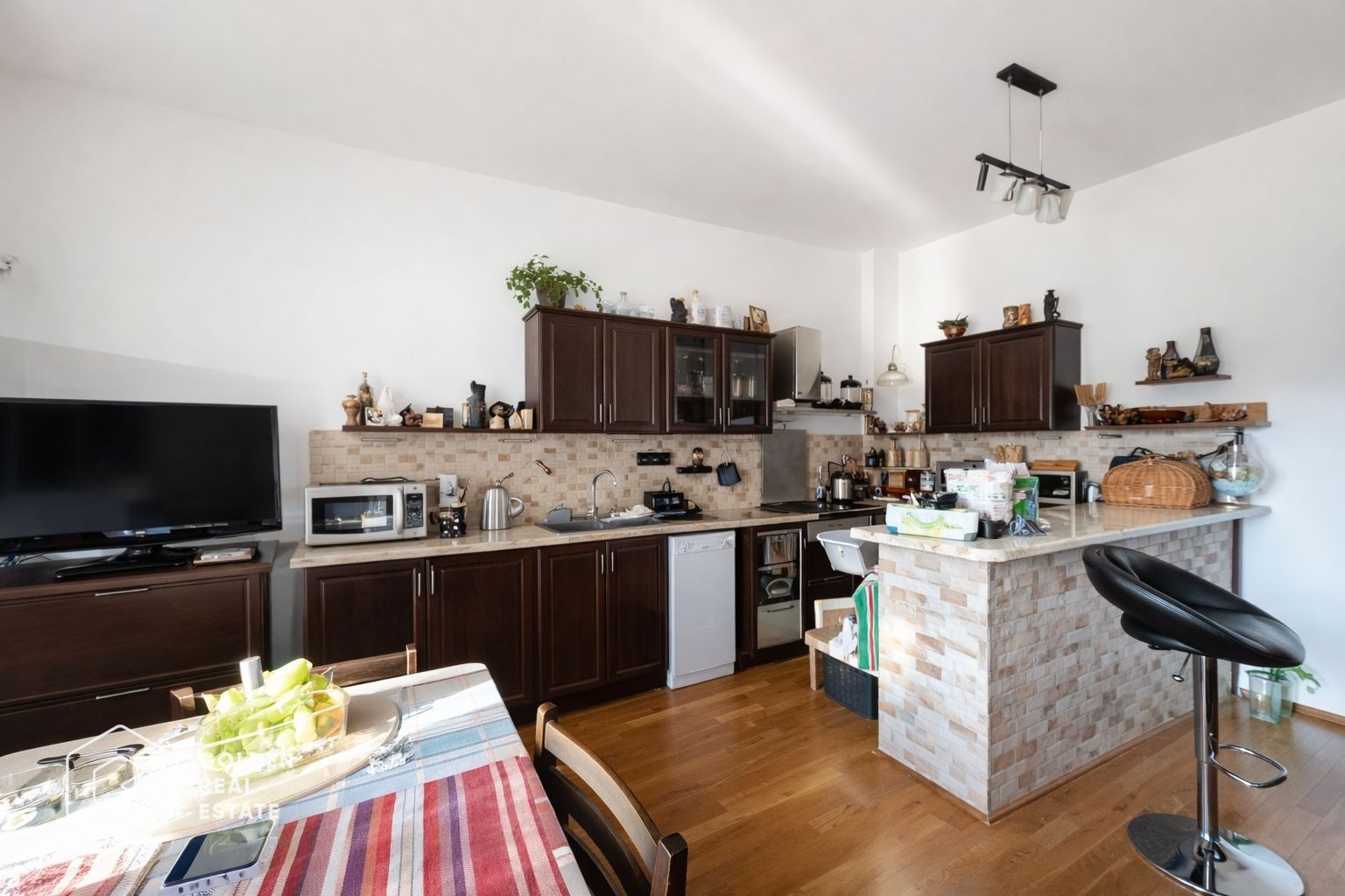 Casă individuală cu 2 apartamente de vânzare, lângă Hotel Ambasador – Dâmbovița, - Poză 3