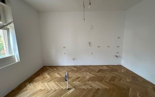 Apartament renovat în clădire istorică - are garaj - Poză 4