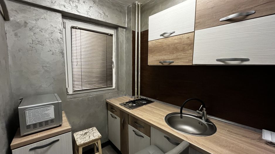 Garsonieră renovată 2025, parter, mobilată complet, zona Titan - Poză 3