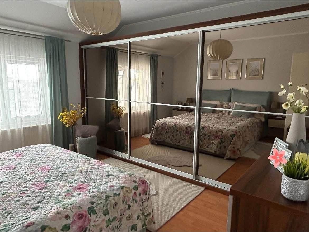Vând apartament deosebit, situat într-o zonă semicentrală, liniștită și foarte plăcută, ideal pentru cei care își doresc confort și intimitate. - Poză 4