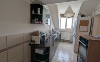 Apartament renovat tip mansarda pivnita si parcare privata in Strand - Poză 2
