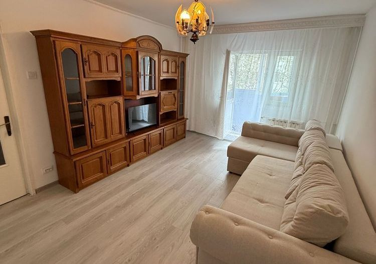 Închiriez Apartament cu 3 camere decomandat, parcare inclusă, metrou Dristor 🚗 - Poză 1