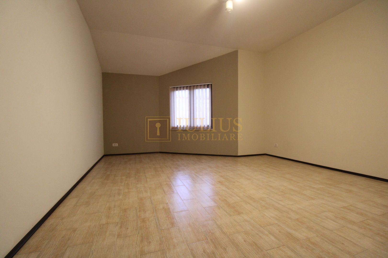 Zona Cetatii; 6 incaperi, ideal pentru sediu firma. - Poză 18