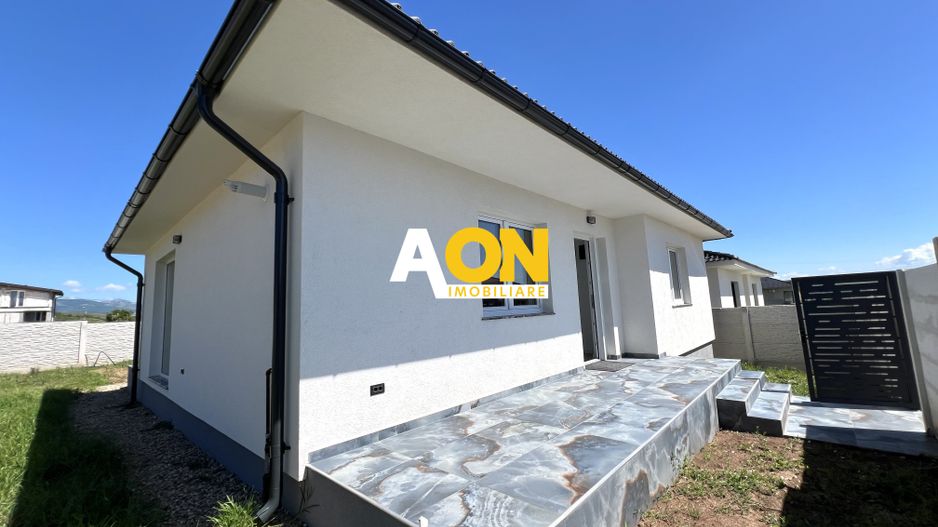 Casa individuala de vanzare, 3 camere, 2 bai - Poză 1