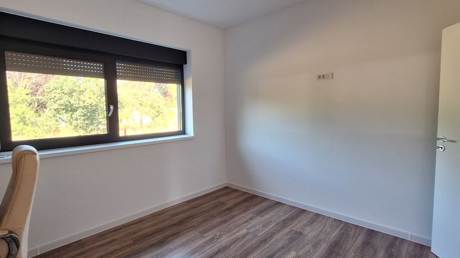 Casa individuala parter cu garaj - Dumbravita - Poză 21