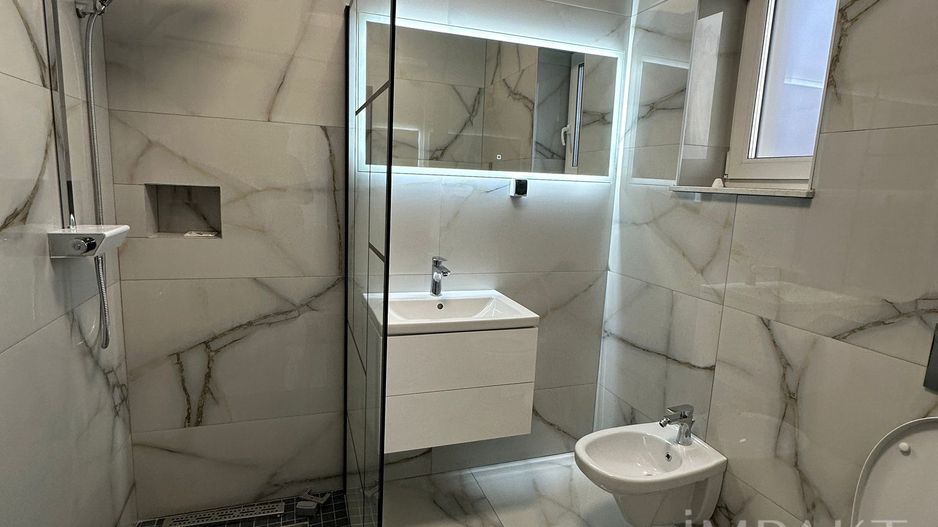 Casa superba de vanzare, situata intr-o zona aerisita a Dezmirului! - Poză 17