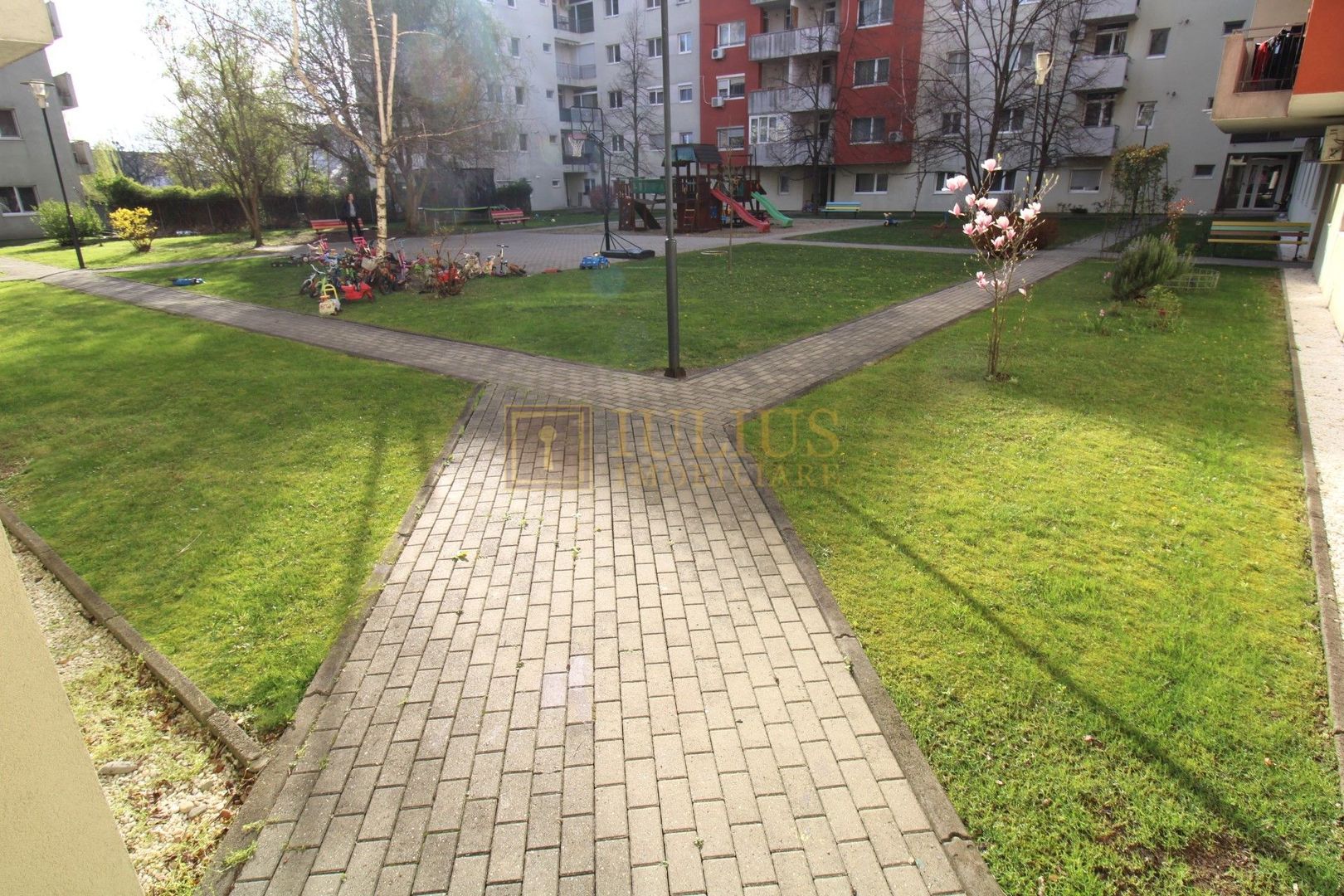 Aradului; decomandat, bucatarie inchisa. Parcare privata inclusa. - Poză 22