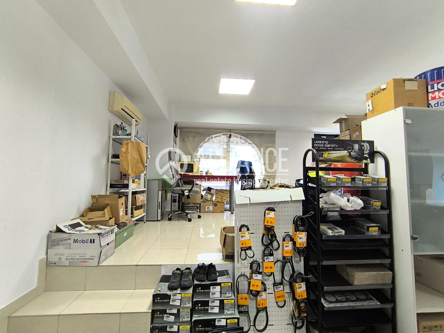 CENTRU ATELIERELOR - Spatiu comercial cu suprafata vitrata mare ! - Poză 15