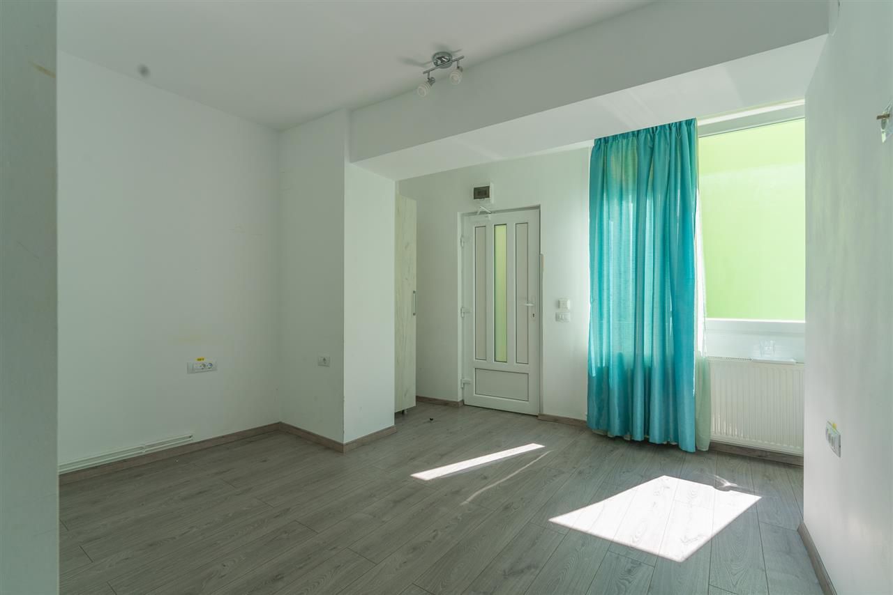 Casa cu spatiu comercial si 9 camere in zona istorica a Brasovului - Poză 14