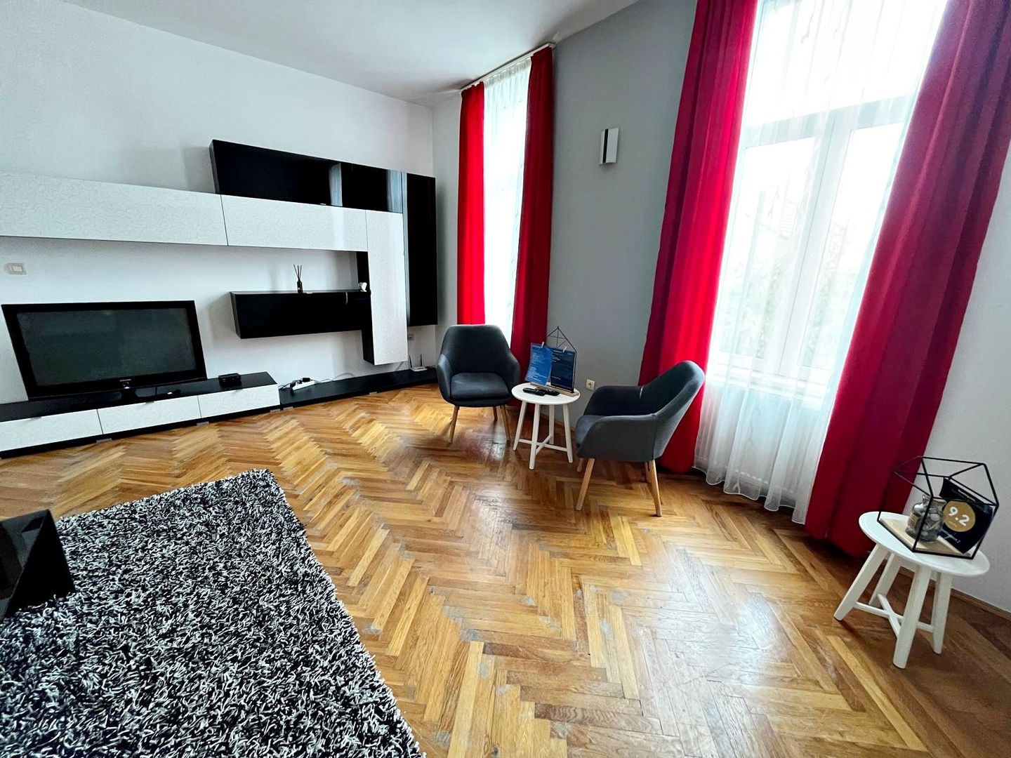 Zona Piața Unirii-Poarta Schei apartament spațios, mobilat complet - Poză 1