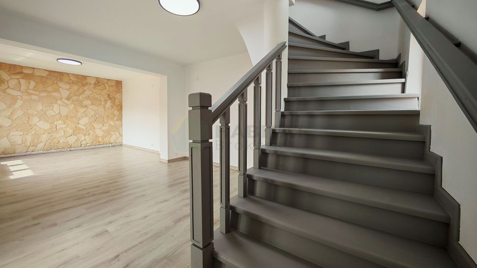 Vilă Individuală cu o curte generoasa zona Aparatorii Patriei - Poză 10