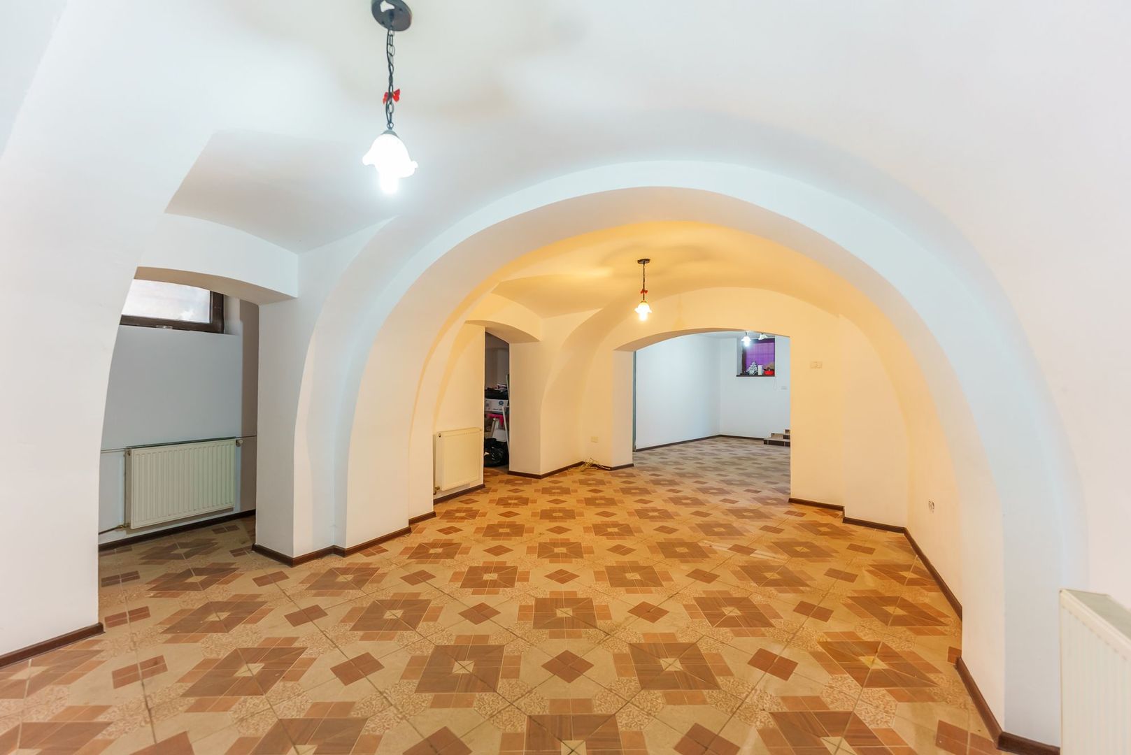 Apartament spațios, cu potențial multiplu, central - Poză 3