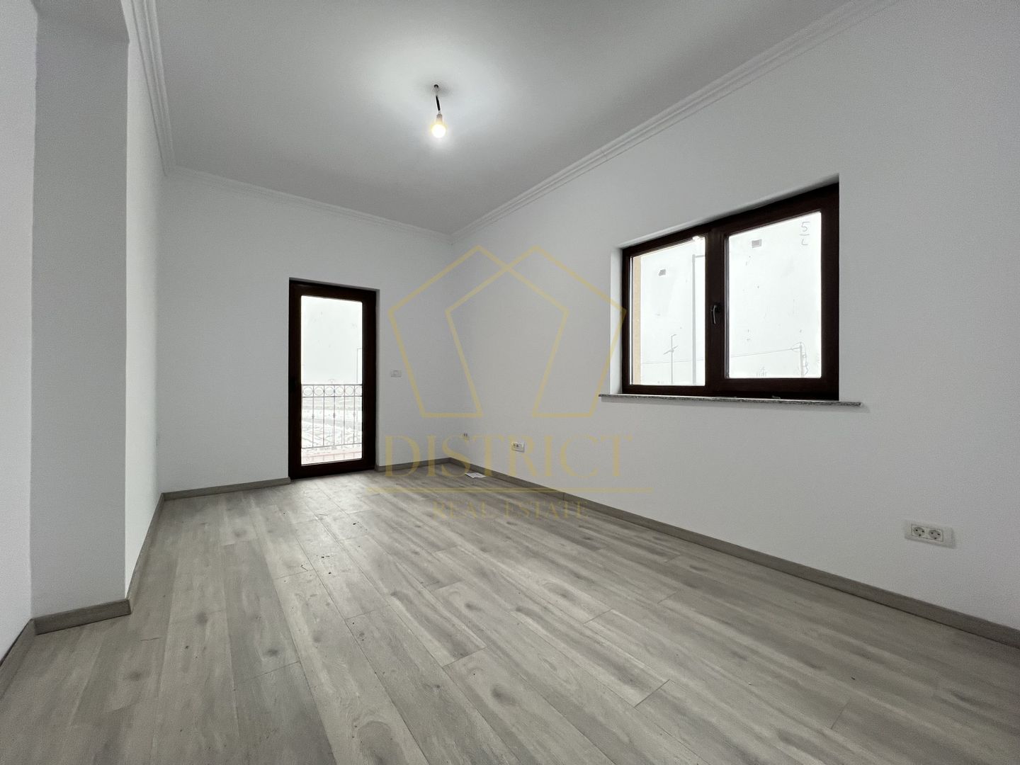 Duplex cu 5 camere, bucatarie inchisa, la cheie | Giarmata - Poză 1