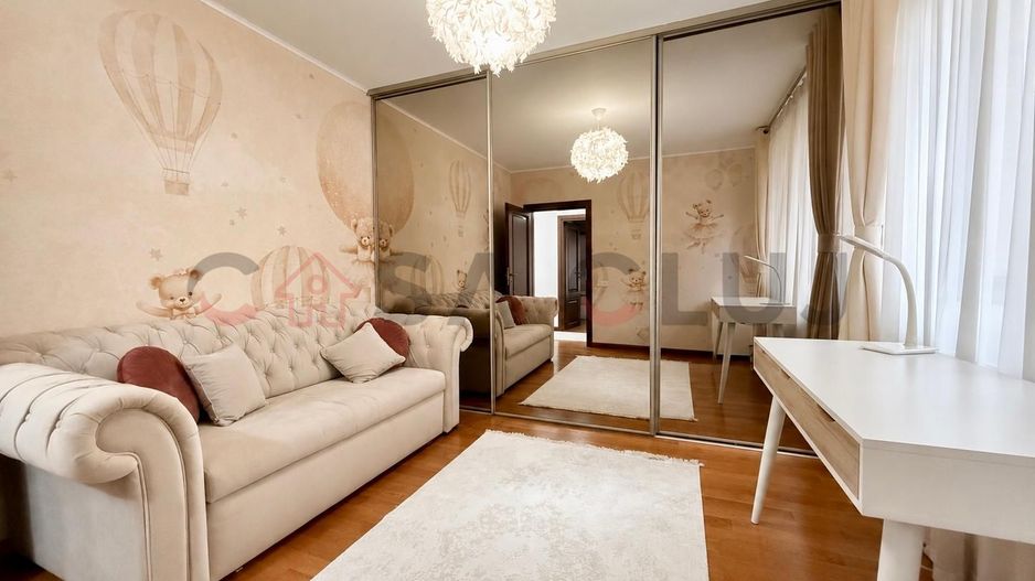 Apartament în vilă, curte, la cheie, parcare, Europa - Poză 7
