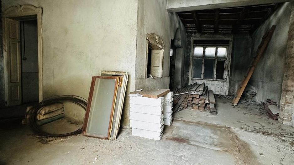 Casa ULTRACENTRAL singur in curte - Poză 3