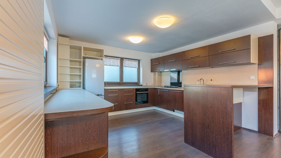 Casă modernă cu garaj și 4 dormitoare, aproape de Piața Sfatului - Poză 3