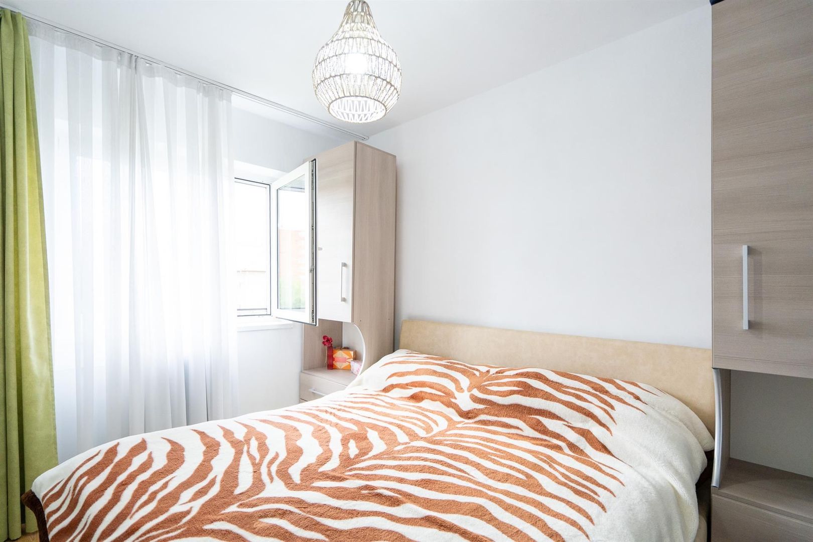 Apartament cu 3 camere renovat  Rogerius - Poză 2