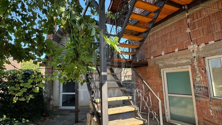 Două case la roșu în curte – Zona turistică Ocna Sibiului - Poză 3