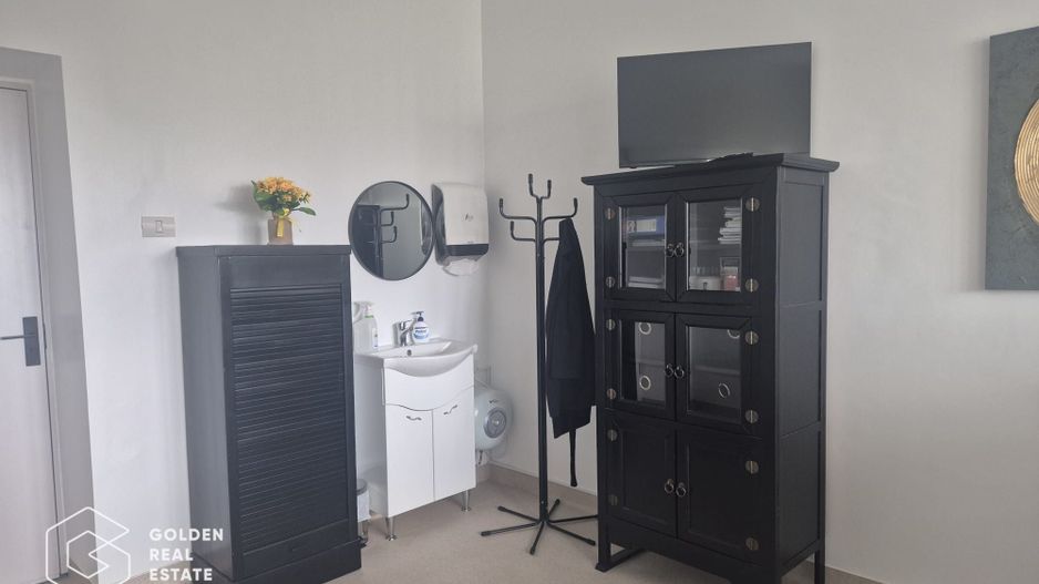 Cabinet medical ultracentral, renovat recent în Policlinica Municipala - Poză 2