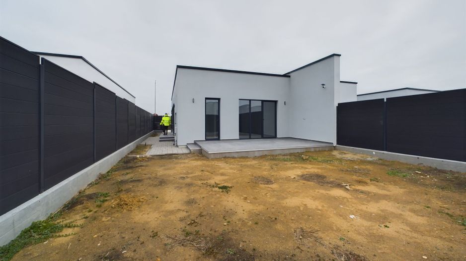 Duplex modern, pe parter, amplasat într-o zonă liniștită din Moșnița Nouă - Poză 11