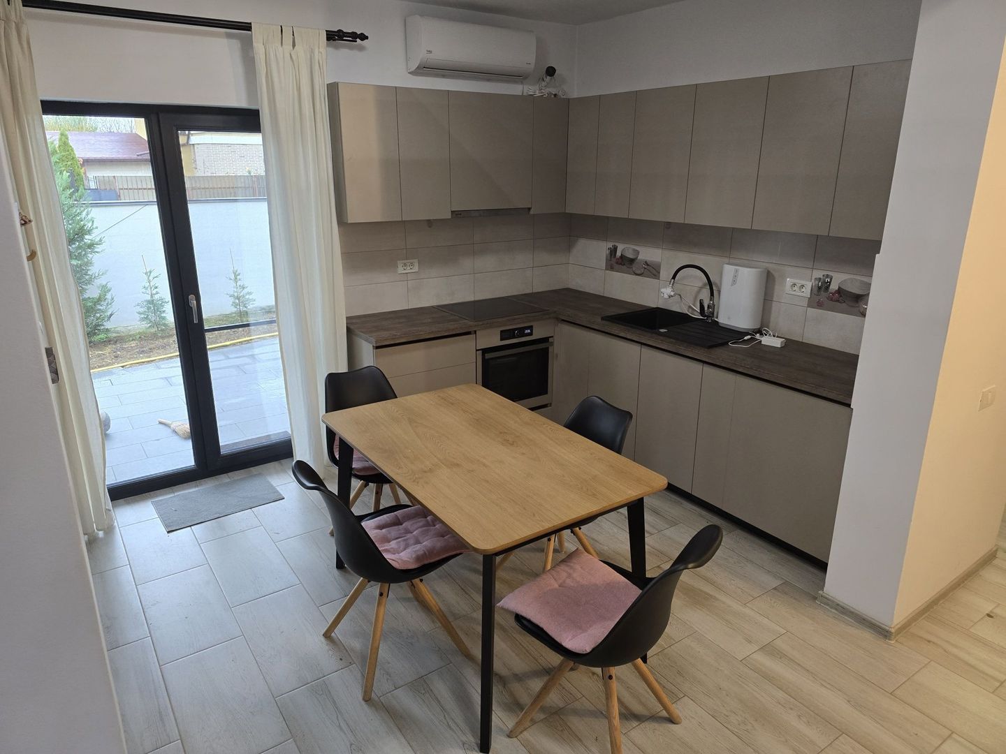 Casa cu 4 camere si garaj - Poză 4