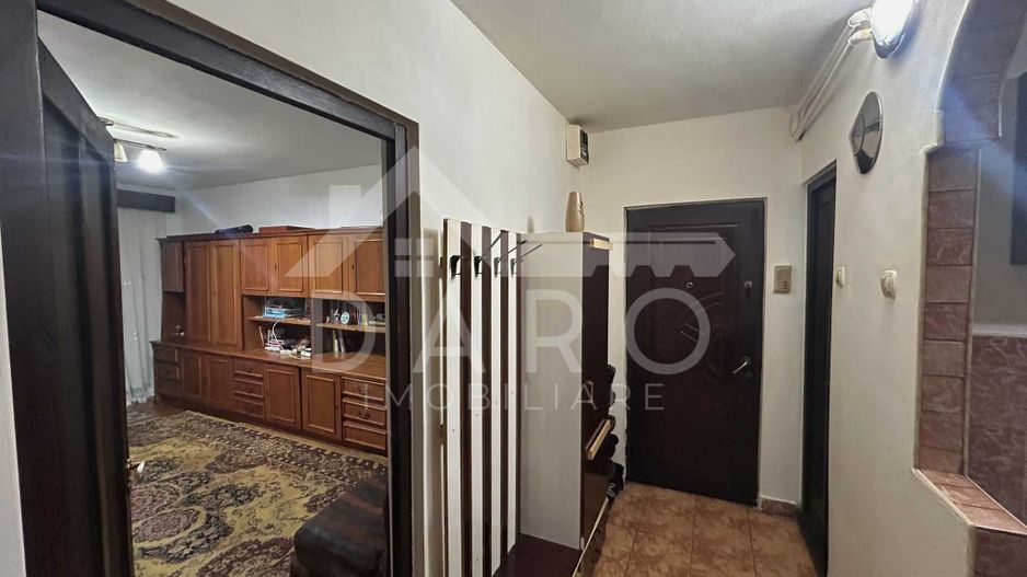 Vând apartament cu 3 camere - Poză 1