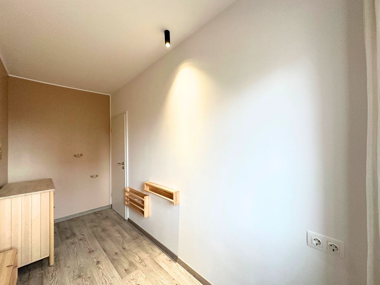 Apartament 2,5 camere chic cu grădină balcon vitrat și mobilier premium - Poză 20