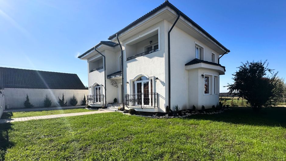 Vânzare casă 5 camere nouă elegantă și spațioasă în Hărman - Poză 1