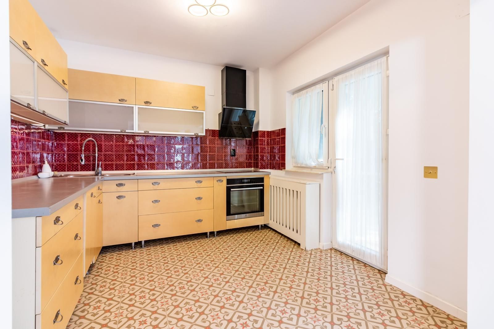 Vilă Individuală de Închiriat – Cartier Azur, 5 Camere, Terasă cu Jacuzzi, Curte 400 mp - Poză 3