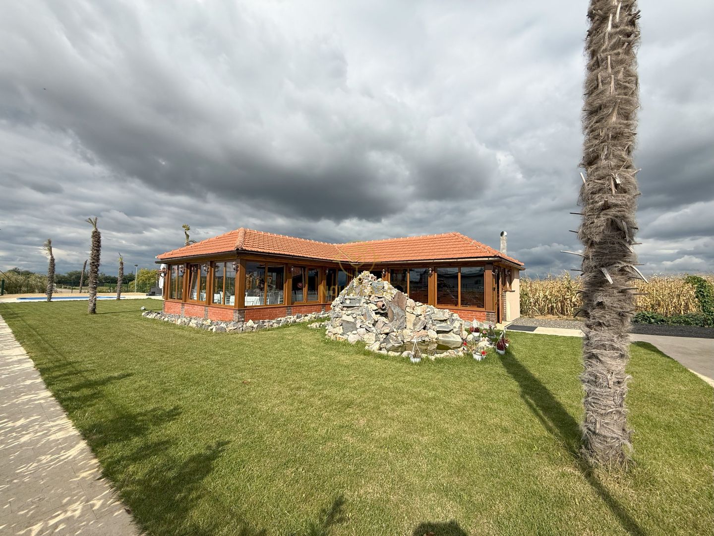 Vila de vanzare in APA-NORD  cu 2 Piscine/Zona de Relaxare/Acces lac - Poză 6