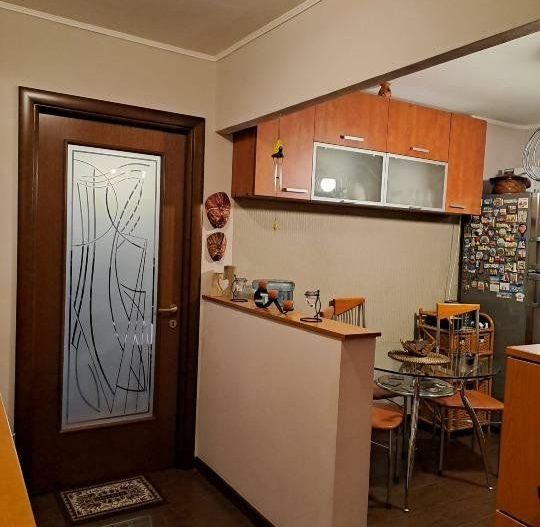 Apartament 3 camere,renovat,mobilat situat langa scoala si gradinita. S178 - Poză 1