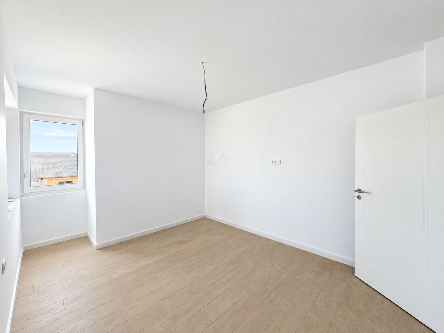 Apartament cu 3 camere si doua bai. Finisaje de calitate. Parcare - Poză 9