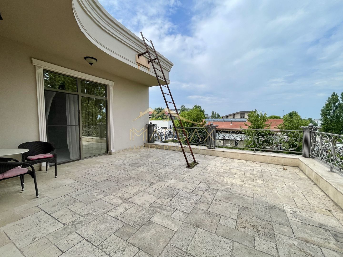Impressive Villa *1500 SQM usable* 2613 SQM land / Open to the lake - Poză 39