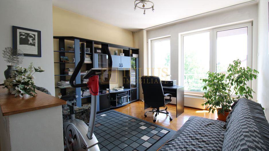 3 dormitoare, 3 bai, living spatios, 2 terase si curte. - Poză 14