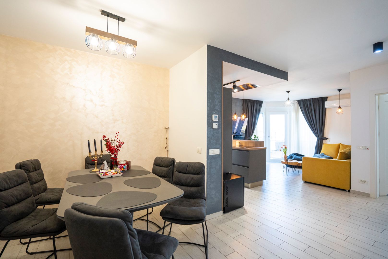 Apartment 3 camere, lux , zona Universității - Poză 2