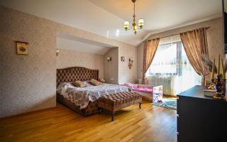 Somptuozitate in stil modern, 2 garaje, 3 terase, totul pe 1.000 mp teren - Poză 4