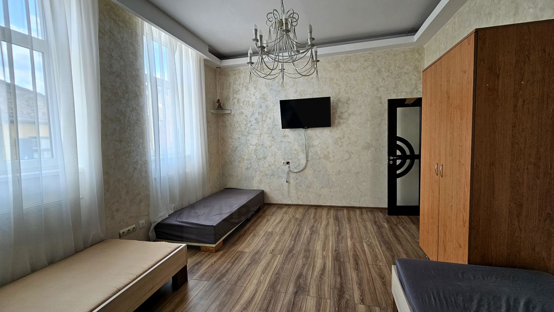 Apartament 2 camere 50 mp utili parter la curte zona Centrul Istoric - Poză 2