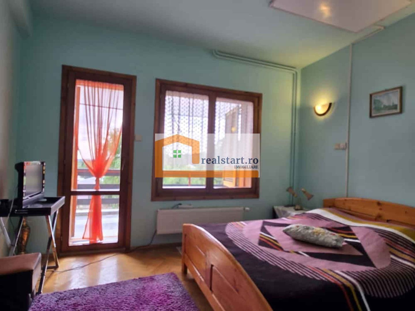 Vedere padure, panouri solare si fotovoltaice, pompa de caldura,  semineu - Poză 30