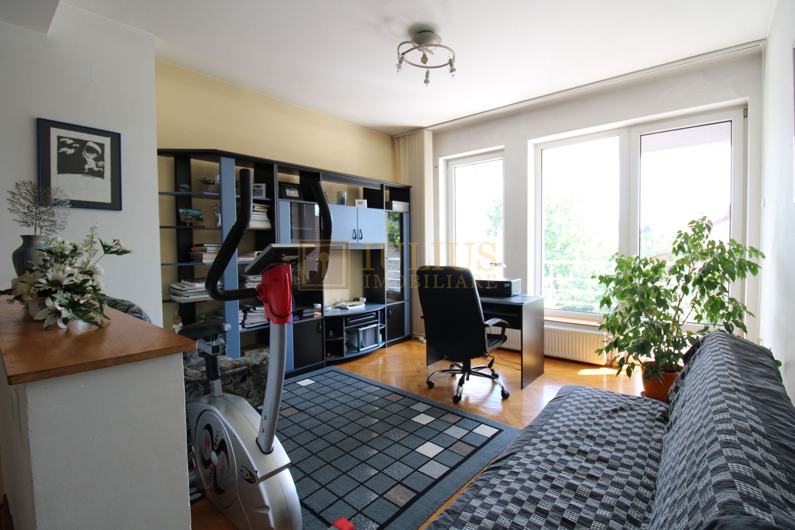 3 dormitoare, 3 bai, living spatios, 2 terase si curte. - Poză 14