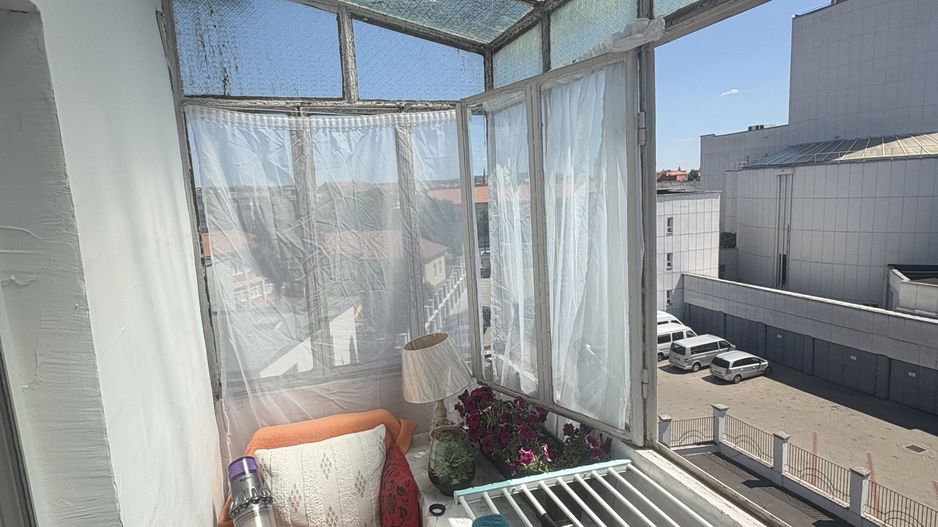 Apartament cu trei camere de vânzare, renovat complet, central - Poză 19