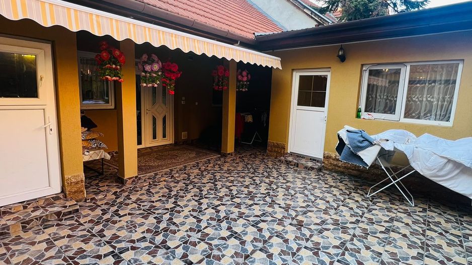 Casa cu teren , ULTRACENTRAL , singur in curte - Poză 2