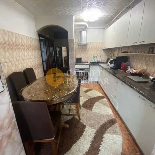 Cug - Selgros - 3 Camere Decomandat + Boxa .Bloc . 1992 - 72 Mp - Poză 3