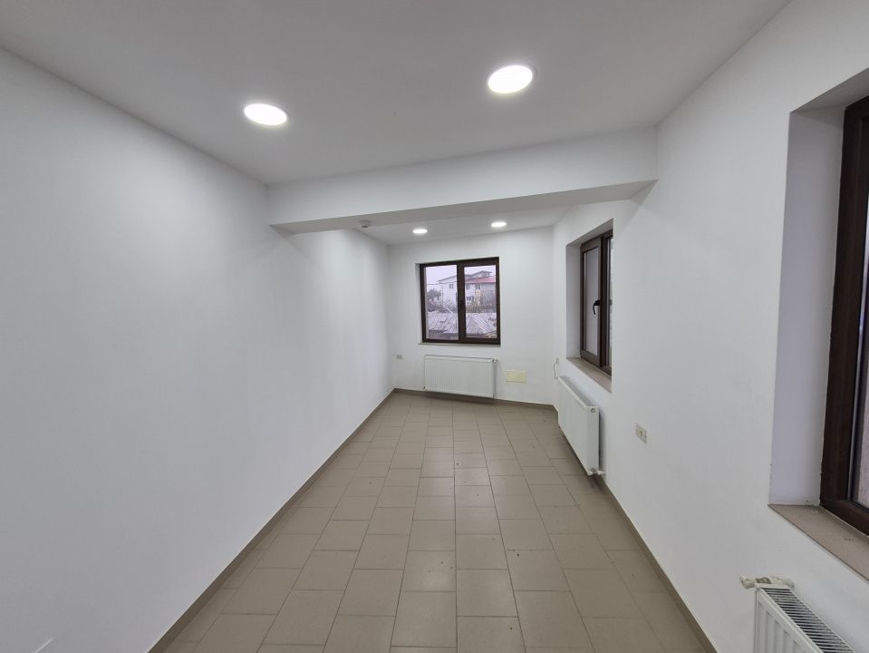 Spatiu de birouri generos - Poză 3