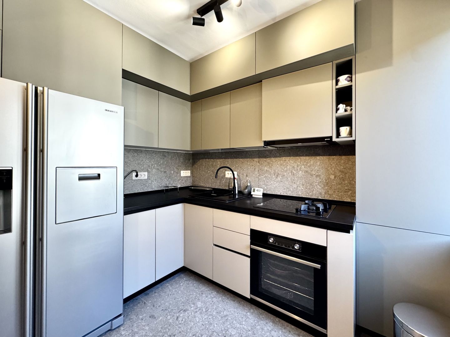 Apartament cu stil, eleganță și energie vibrantă, în Piața Victoriei - Poză 10