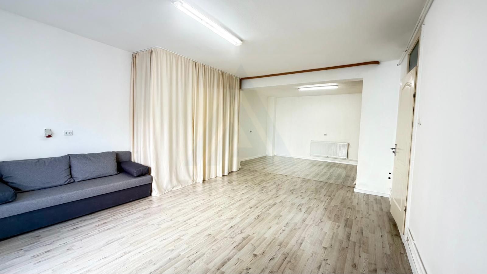 Spatiu comercial la curte 50 mp utili parter openspace zona Strand - Poză 2