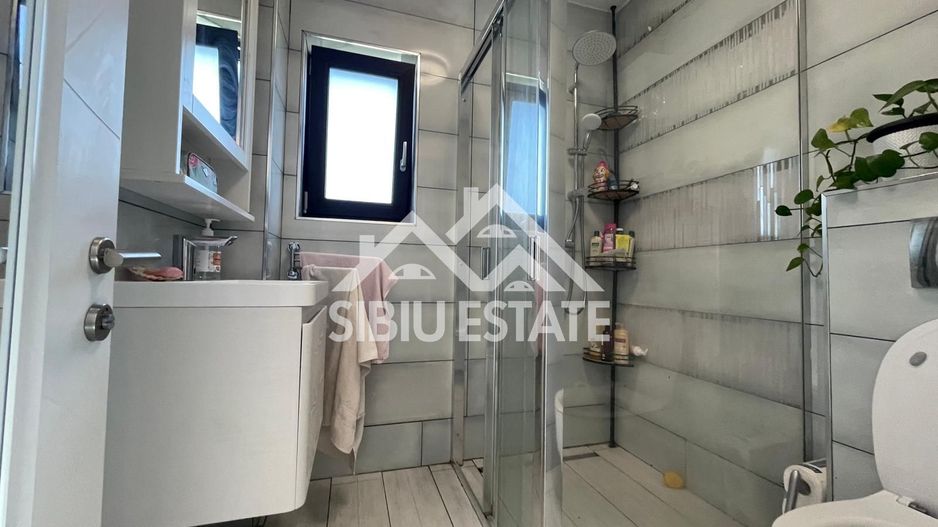 Duplex elegant cu 5 camere, 2 bai, curte in Cristian - Poză 24