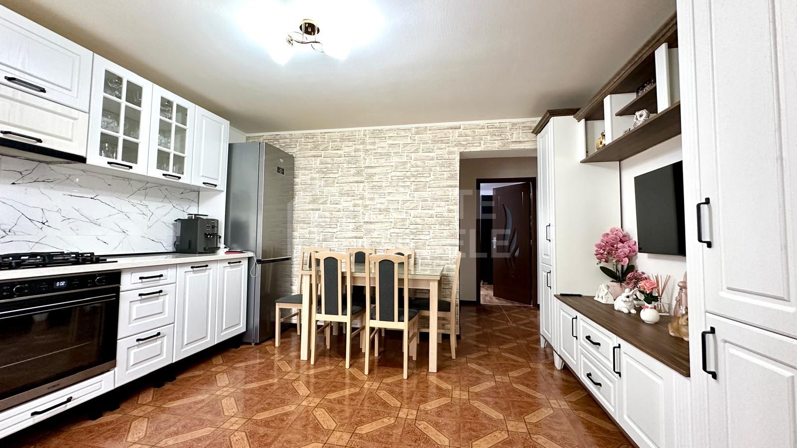 Apartament 3 camere, 2 balcoane inchise, loc de parcare, zona Junior - Poză 1