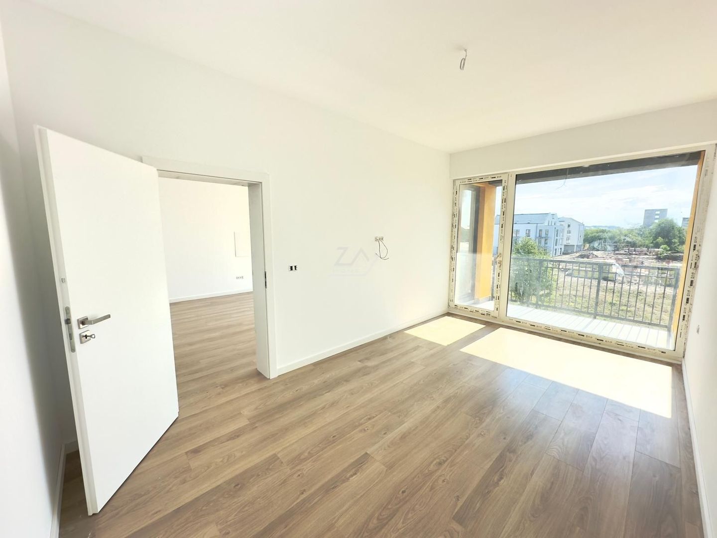 Etaj 1. Lift. Balcon mare. Loc de parcare. - Poză 5