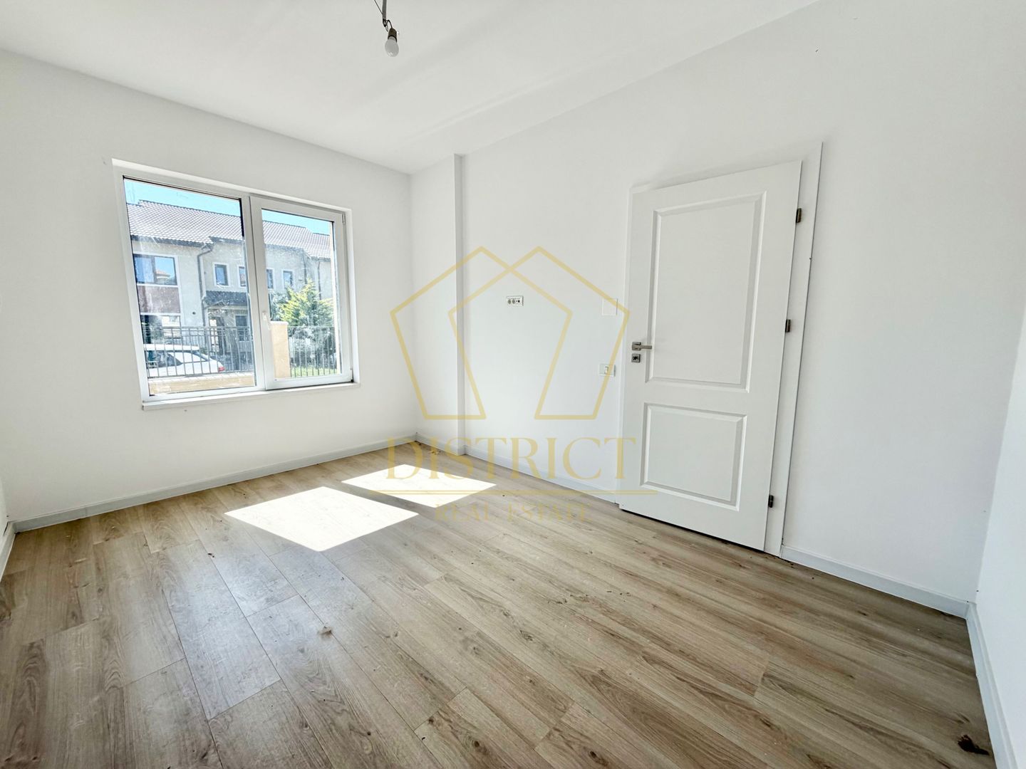 Duplex cu 5 camere si 2 bai, 470 mp teren si 115 mp utili in Ghiroda. - Poză 9