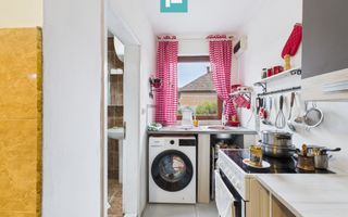 Casă renovată în localitatea Comănești, Arad - Poză 16